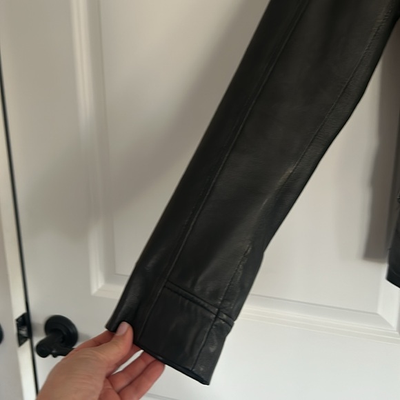 Great condition. Danier leather Jacket xxs - Picture 5 of 6